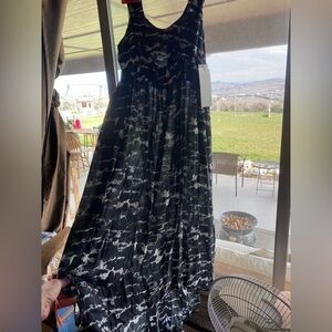 Beautiful flowy X-Small Black & White Maxi Dress Sleeveless lightweight. W/gift.